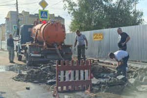 На улице Бакинской ремонтируют прорыв канализации