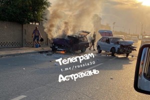 В Астрахани на Началовском шоссе сгорели две машины