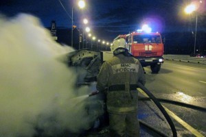 Ночью на астраханской трассе спасатели тушили крупный пожар
