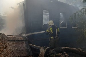 В Астрахани полыхающий жилой дом тушат 29 человек