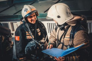 Сотрудники МЧС на пожаре спасли маленькую астраханку