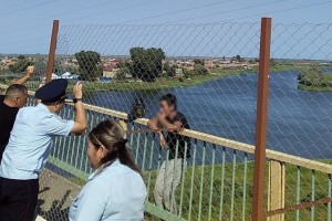 Астраханские спасатели не дали нетрезвому мужчине спрыгнуть с моста