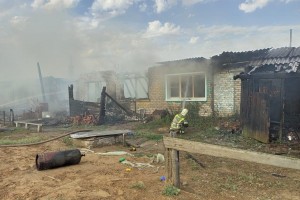 Под Астраханью в крупном пожаре пострадали люди
