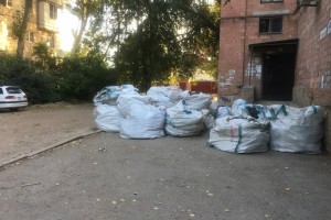 Строители завалили мусором въезд в астраханский двор на улице Ботвина