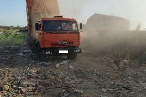 Водитель «КамАЗа» незаконно сбрасывал строительный мусор в астраханском селе