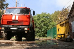 В Астрахани горящую опору ЛЭП тушило 8 человек