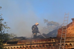 В Астрахани неизвестные подожгли жилой дом