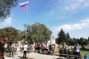 В городе Кременная ЛНР отметили День Российского флага