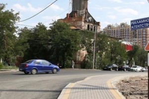 На улице Волжской в Астрахани появились пешеходные дорожки и новый асфальт