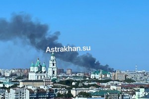 В Астрахани на площади 1000 кв.м. горит&#160;камыш