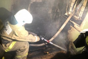 Вчера в Астрахани 8 человек тушило горящую квартиру