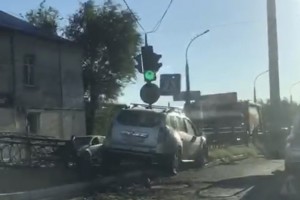 В Астрахани иномарка снесла леерное ограждение на перекрестке