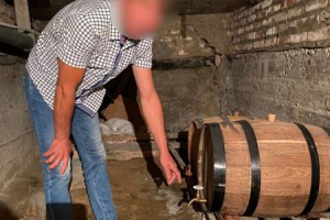 Астраханец украл 40 литров самогона и мотоблок из подвала своего начальника