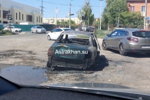 В Астрахани у&#160;торгового центра сгорело два автомобиля