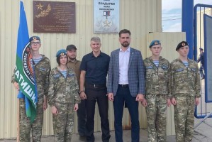 В Астраханской области открыли памятную доску Герою РФ, участнику СВО