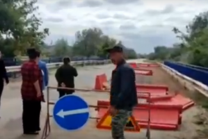 Астраханские ученики добираются в&#160;школу по аварийному мосту