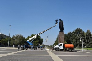 Астраханским памятникам ко Дню города устроили холодный душ