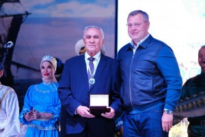 Игорь Бабушкин наградил Почетных граждан Астрахани