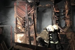 Под Астраханью сгорели заброшенное здание и 20 стогов сена