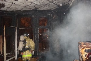 За сутки в Астрахани сгорели комната и щиток в подъезде многоэтажки