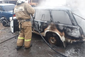 В центре Астрахани неизвестные подожгли два автомобиля