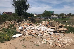 Астраханец сбросил строительные отходы и нанес серьезный вред почве