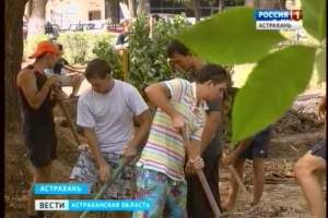 Астраханские студенты ведут работу по благоустройству и озеленению парка по улице Татищева