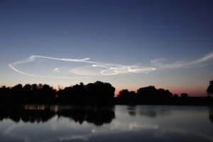 В субботу астраханцы фотографировали в небе следы баллистической ракеты