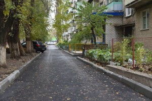В Астрахани продолжают обновлять дворы