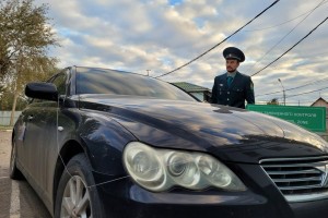 В Астрахани иностранец незаконно передал женщине престижную иномарку