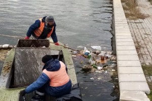 Астраханский мост Влюблённых через день приходится убирать от «свадебного» мусора