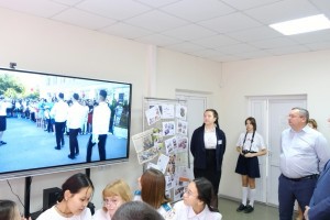 Астраханские депутаты посетили в Камызяке новые спортплощадку и школьный медиацентр
