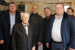 Астраханские депутаты поздравили с юбилеем участника Великой Отечественной войны Михаила Любина