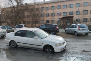 В Астрахани автомобиль провалился в&#160;спрятанный под лужей открытый люк