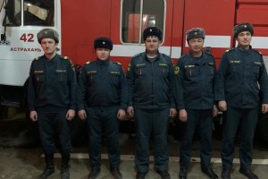Астраханские пожарные спасли женщину, кота и попугаев из огня