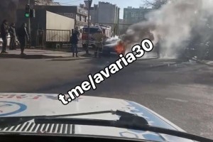 В Астрахани у торгового центра загорелся автомобиль
