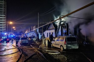 В Астрахани 26 человек тушили два полыхающих дома