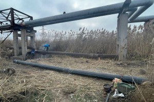 В Астрахани заменили десять метров канализационной трубы на ерике Казачий