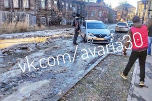 Дороги Астрахани покрылись ледяными глыбами из-за коммунальных разливов