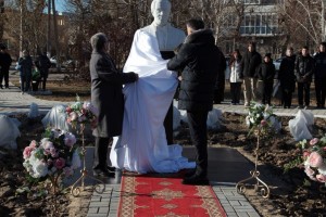 В Астраханской области появился памятник Муслиму Магомаеву