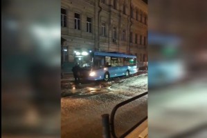 В Астрахани на остановке Большие Исады автобус провалился в яму