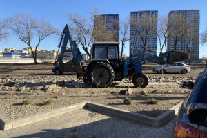 Астраханские коммунальщики устраняют наледь на дорогах