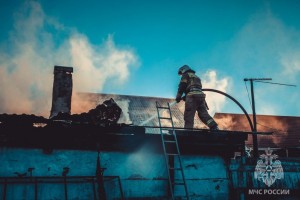 С утра астраханские пожарные ликвидируют возгорание в жилом доме и хозпостройке