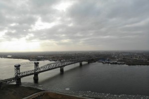 На Старом мосту в&#160;Астрахани идет ямочный ремонт