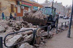 Коммунальщики тоннами вывозят наледь с&#160;улиц Астрахани