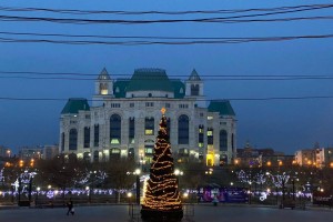 Во всех районах Астрахани устанавливают новогодние ёлки