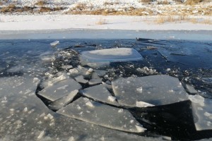 Ещё один астраханец провалился под лёд и едва не утонул