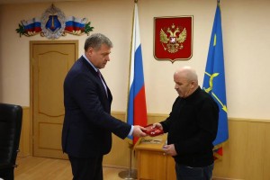 Игорь Бабушкин передал орден Мужества отцу погибшего бойца СВО