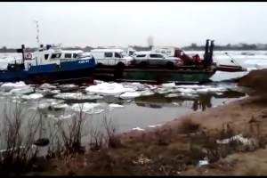Астраханцам приходится своими силами тянуть паром через реку Бахтемир
