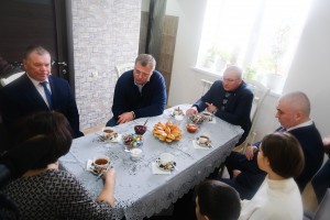 Игорь Бабушкин навестил семью мобилизованного бойца из Черноярского района
